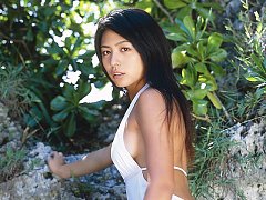 Sultry asian babe shows off her delicious body in...